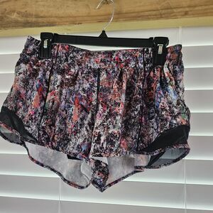 Lululemon Hotty Hot Short II 2.5" Vitalize Multi Black Size 12 Gym Train Shorts